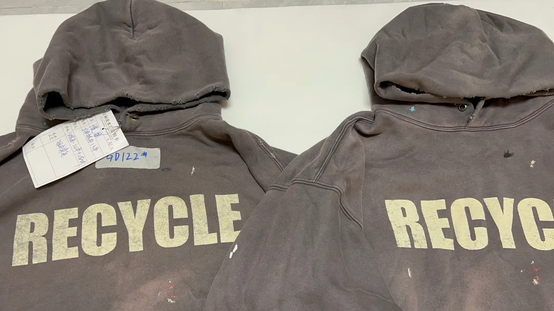Proofing vs ZP GALLERY DEPT. 90'S RECYCLE HOODIE WASHED BLACK Recycled and distressed environmentally friendly slogan 90'S washed hoodie, washed black S-XL, ready-to-wear garments re-washed and dyed, multiple spots all over the body spray-faded, ribs cut, worn and distressed